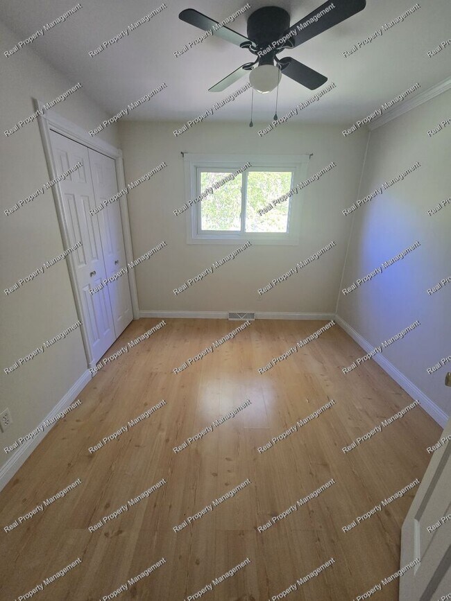 Building Photo - Three Bedroom Tri-Level in LOFS