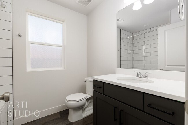 Building Photo - 3 Bedroom, 2.5 Bathroom Townhome in Auburn...