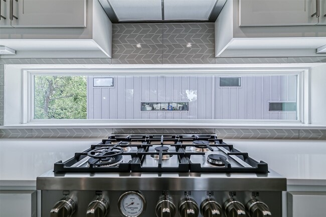 Building Photo - 6028 Lewis St