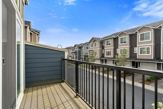 Building Photo - Spaciously Modern Tri Level Townhome for Rent in North Everett