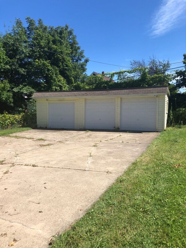 Building Photo - Single Family Home 3 beds 2 bath Available Now!