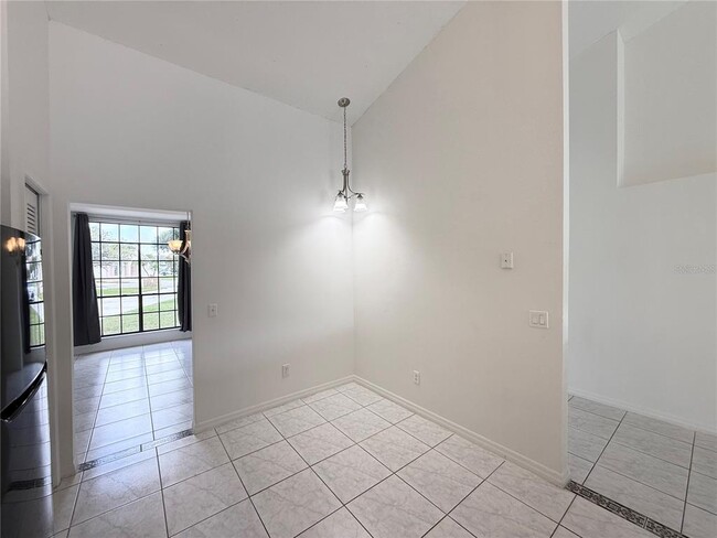 Building Photo - 2401 Rolling Broak Dr