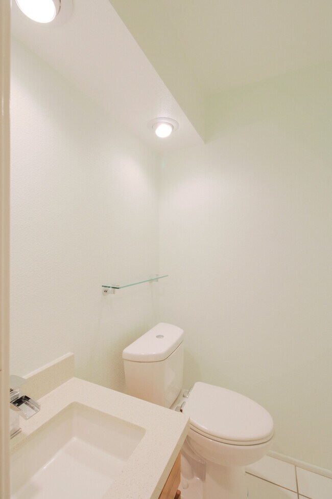 Building Photo - Beautiful Tri-Level 2BD + BONUS ROOM 3BA Townhome in Ranch Los Charcos!