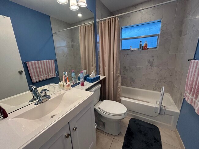 Building Photo - 596 Saxony M