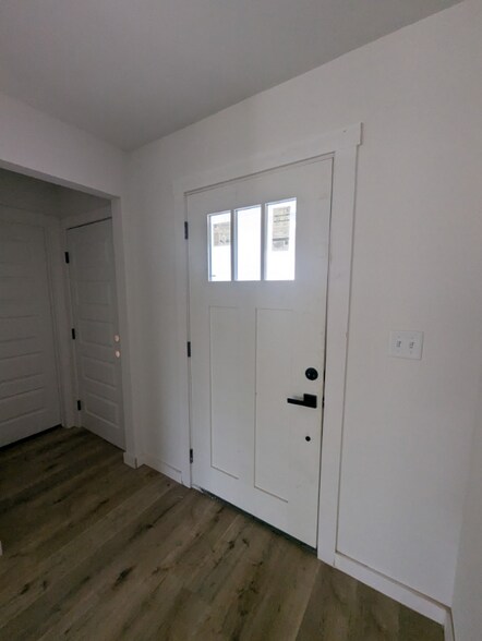 Building Photo - 913 Olive St