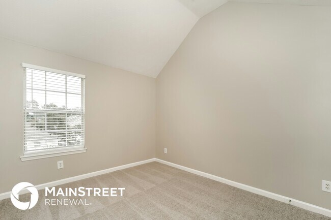 Building Photo - 2560 S Hills