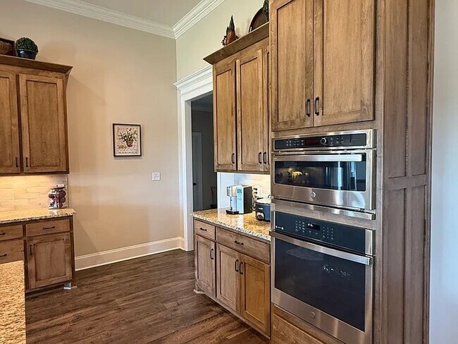 Building Photo - 26316 Woodfield Dr