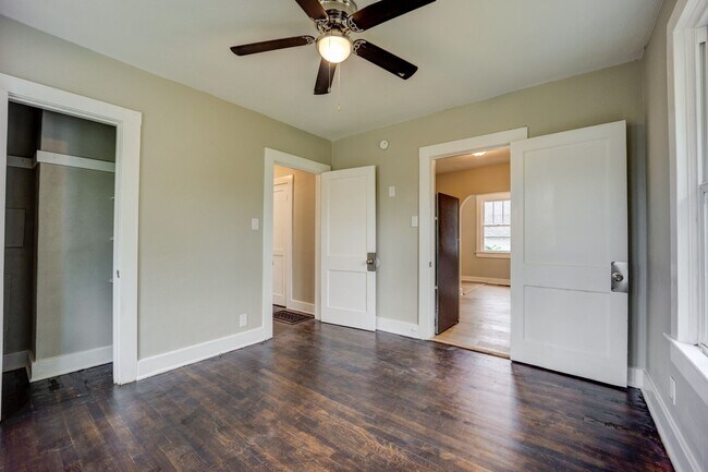 Building Photo - Freshly Updated 2 Bedroom House