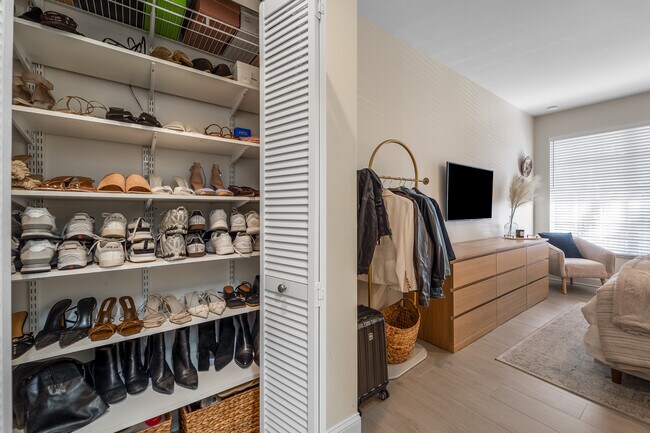 Building Photo - 607 S Glen Ave