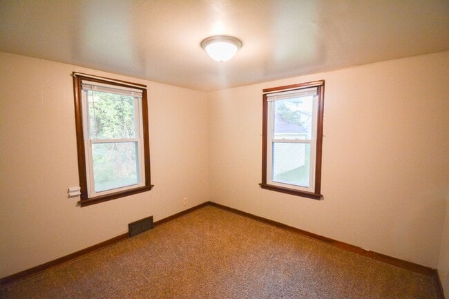 Building Photo - Cute 2br Home with Large Private Yard For ...