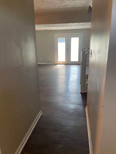 Building Photo - 433 Country Club Dr