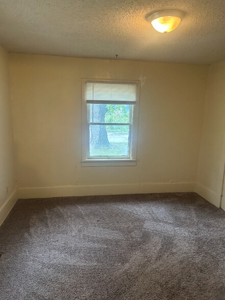 Building Photo - 626 SW Medford Ave