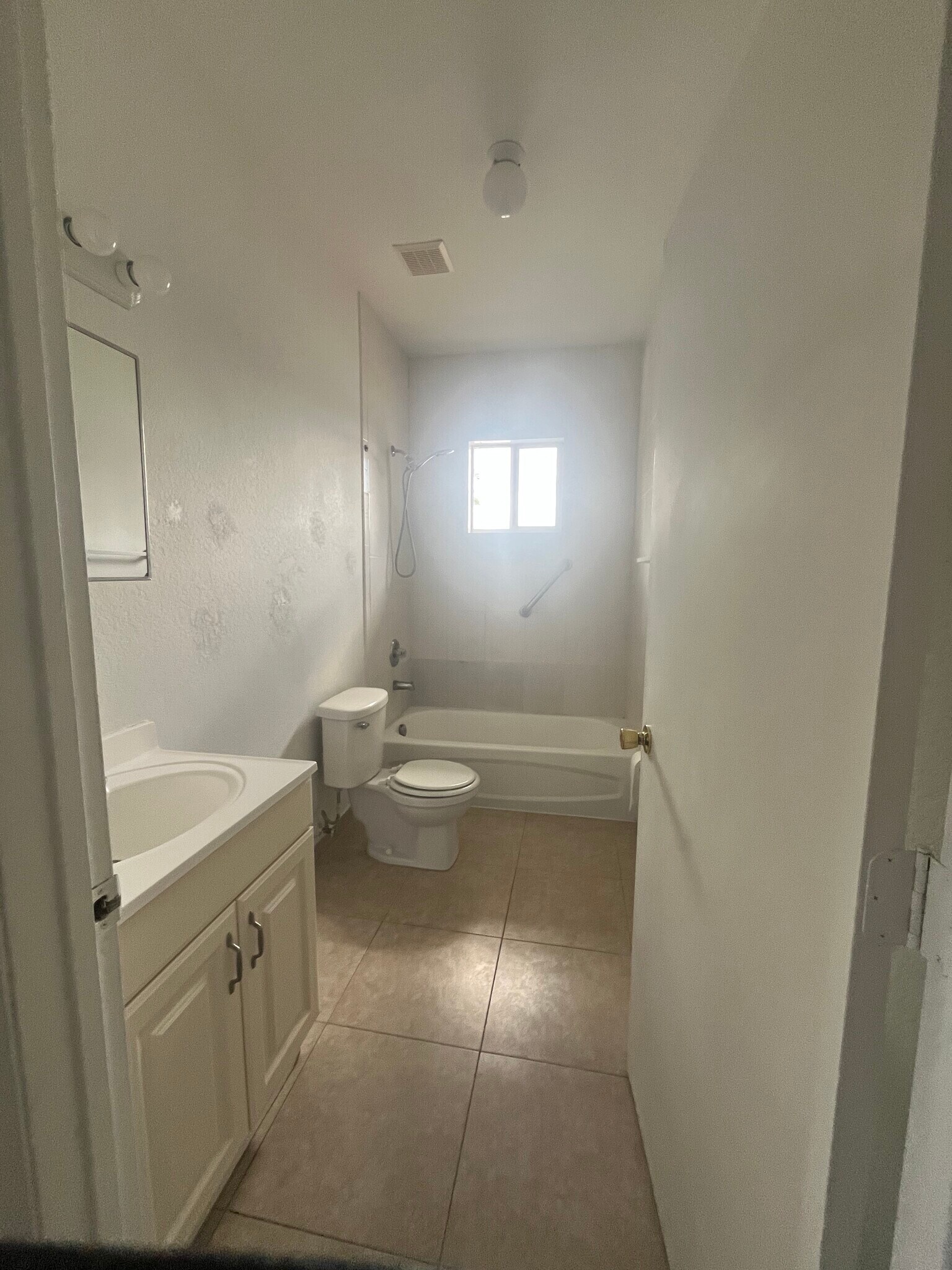Upstairs bathroom - 812 NW 22nd Pl