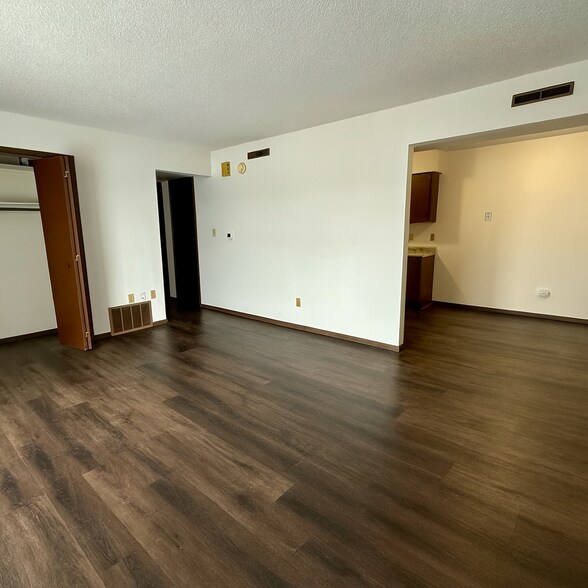 Building Photo - 906 Cedar River Dr