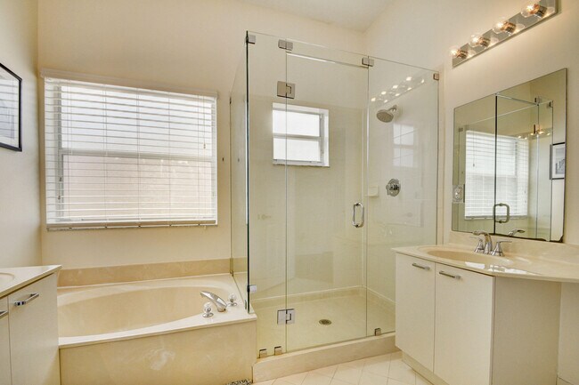 Building Photo - 2418 Westmont Dr