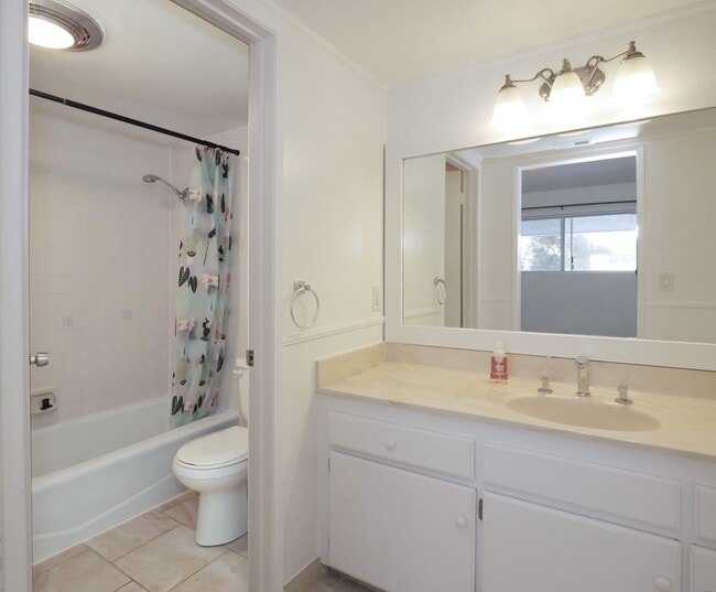 Building Photo - 239 N Juanita Ave