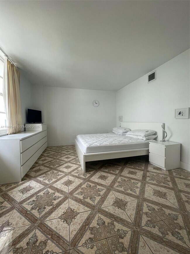 Building Photo - 3725 S Ocean Dr