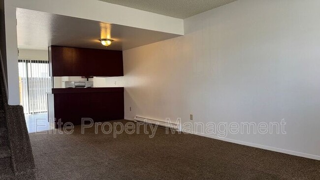 Building Photo - 25 Royal Crest Dr