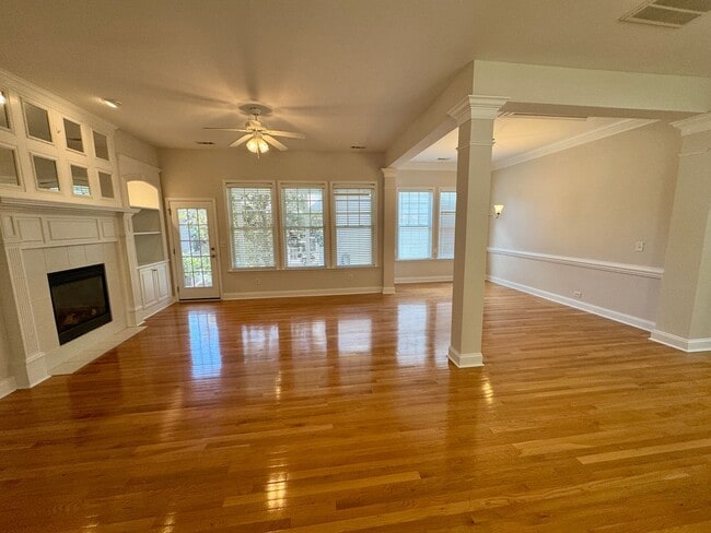 Building Photo - Adorable Home in Brighton Park