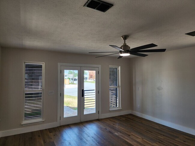 Building Photo - Beach Cottage