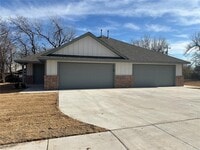 Building Photo - Three bedroom duplex in El Reno