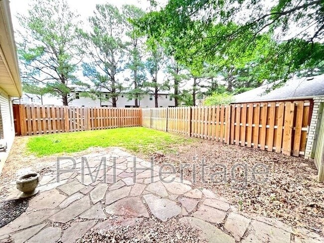 Building Photo - 884 N Daisy Ln