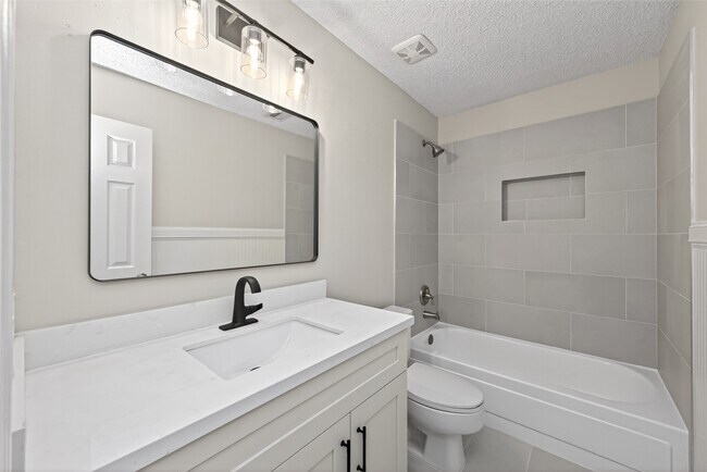 Building Photo - 106 Breezy Point Pl