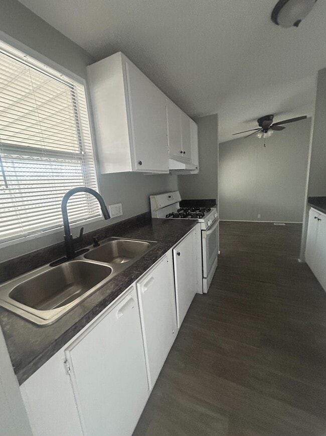 Building Photo - 3601 E Wyoming Ave