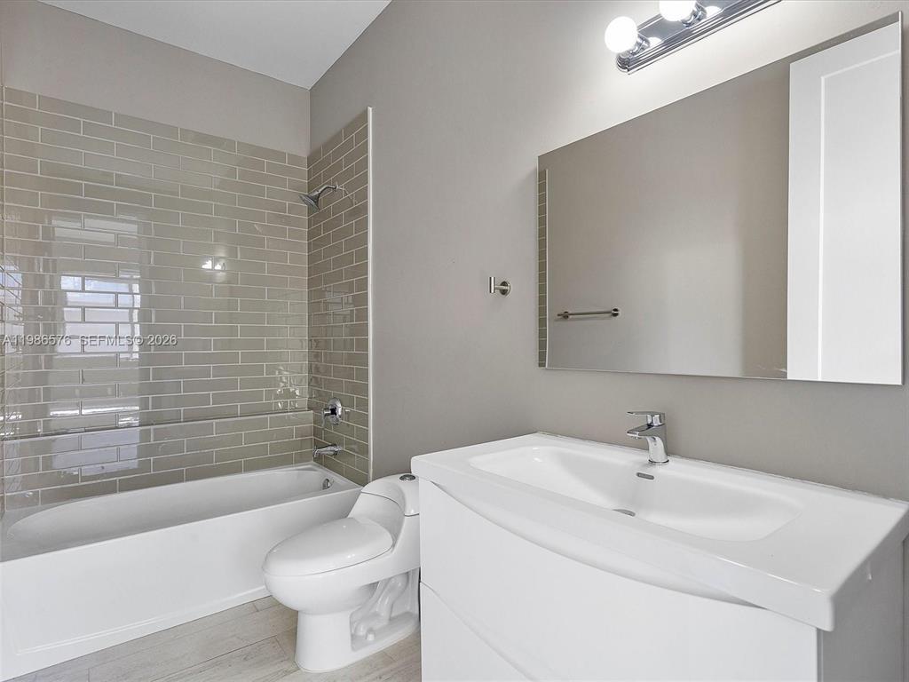 Building Photo - 626 NE 12th Ave