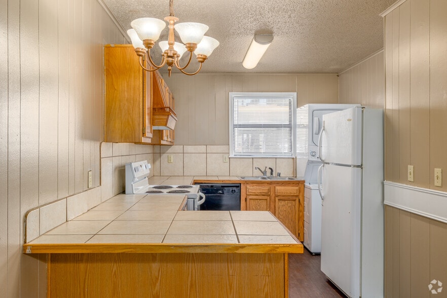 2BR, 1BA - 850SF - Kitchen - Sycamore Apartments