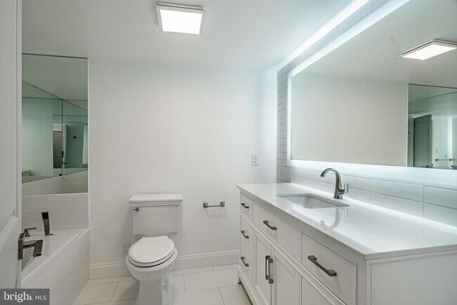 Building Photo - 21510 Valley Forge Cir