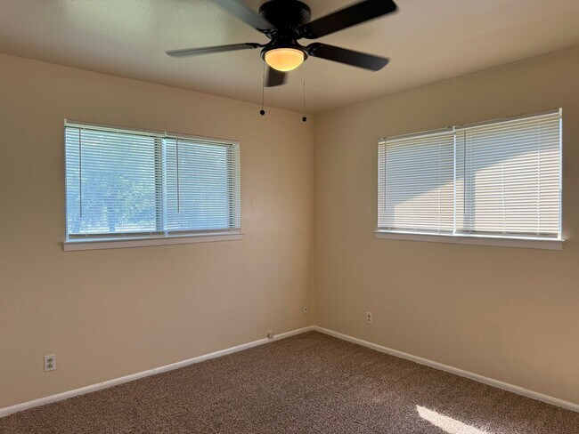 Building Photo - 225 Meadow Ln