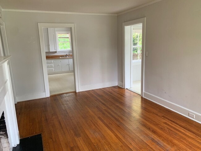 Building Photo - 2 Bed, 1 Bath in Rosewood | Available Late August