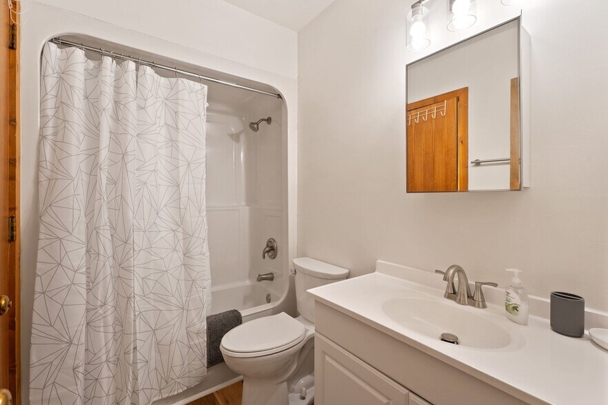 Building Photo - 609 Hillsborough St