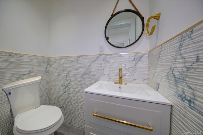 Building Photo - 16 Roosevelt Ave