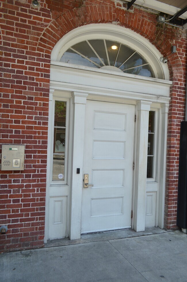 Building Photo - 800 St Charles Ave