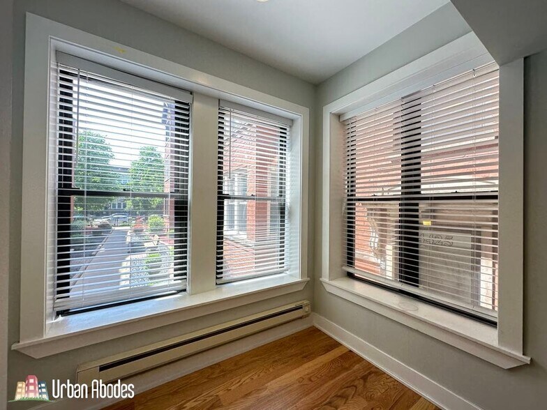 Building Photo - 4426 N Wolcott Ave