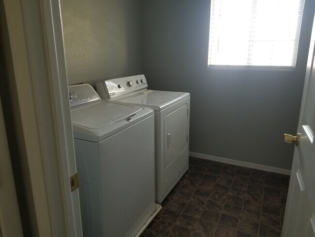 Building Photo - North Las Vegas Upgraded 4 Bedroom!