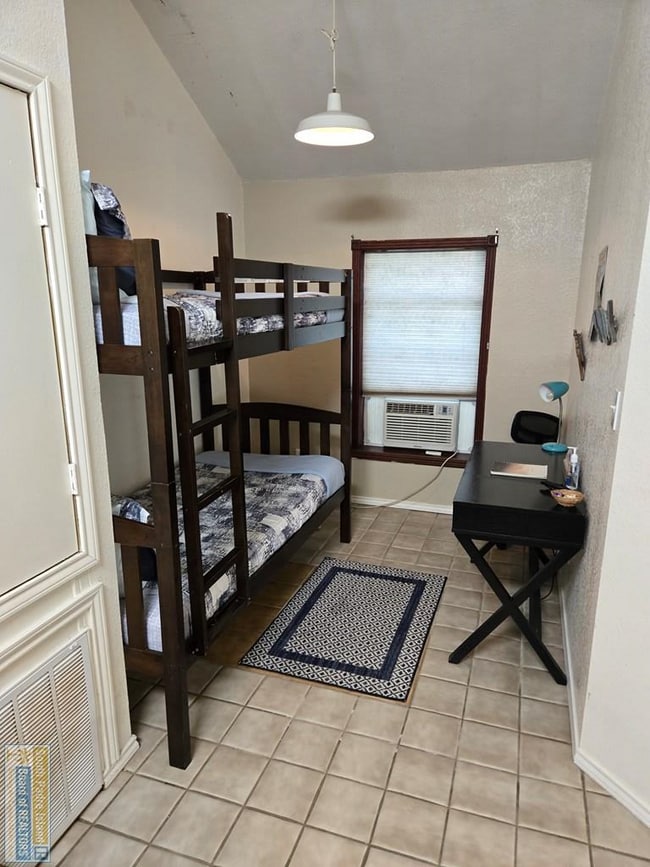 Building Photo - 906 W Polk St