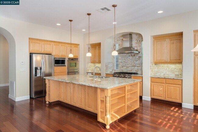 Building Photo - 2240 Britannia Dr