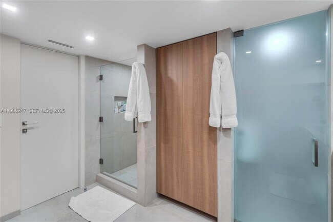 Building Photo - 3 Grove Isle Dr