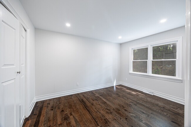 Building Photo - 516 Vincelette St
