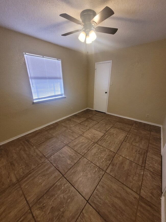 Building Photo - 3 bed 2 bath 2 car garage on cul-de-sac!