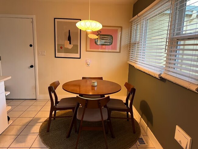 Building Photo - 9812 SE Reedway St