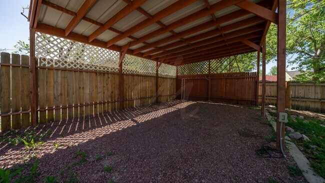 Building Photo - Fantastic 3 Bedroom, 1 level living near F...