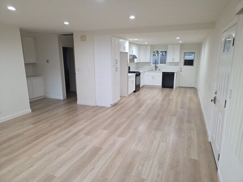 Building Photo - 625 N Angeleno Ave