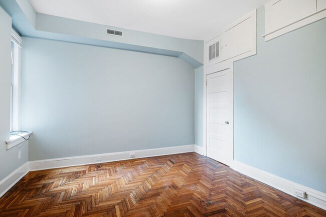 Building Photo - 245 S 10th St