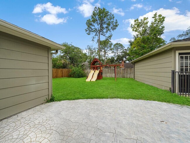Building Photo - 12707 Trail Hollow Dr