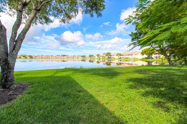 Building Photo - ** 2/2 FIRST FLOOR EMERALD LAKES BEAUTY RE...
