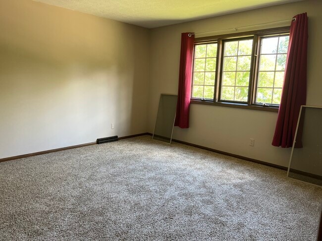 Building Photo - 990 Pelee Dr